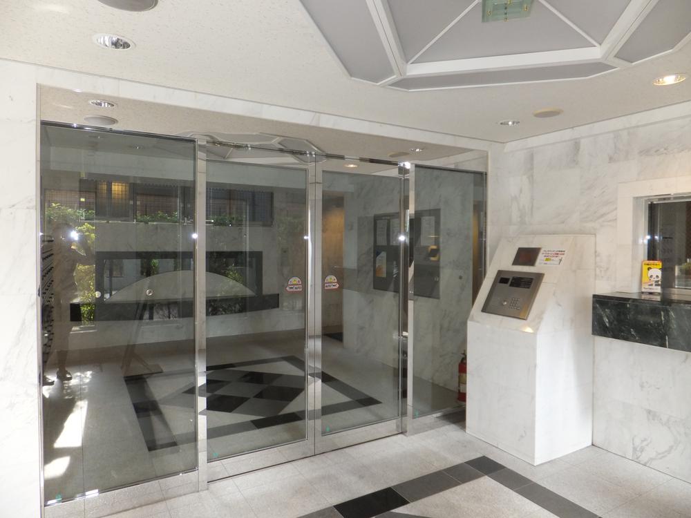 Entrance. Common areas