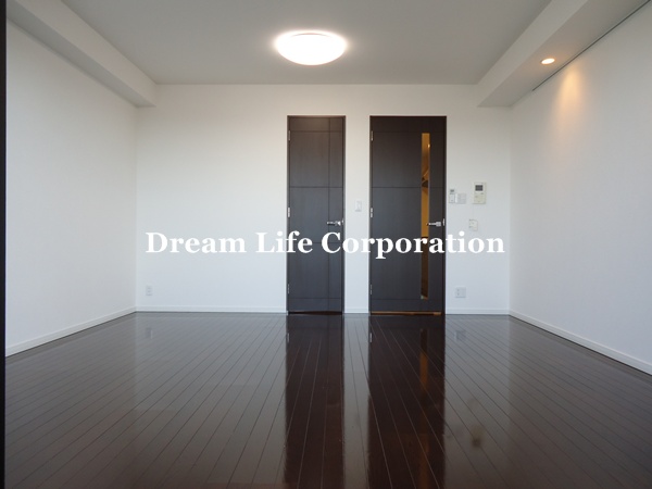 Living and room. ※ In fact the we use the photos in the same building may be different.