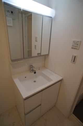 Wash basin, toilet. Indoor (September 2013) Shooting