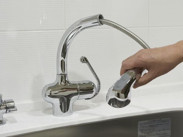 Kitchen.  [Grohe manufactured by hand shower faucet] Equipped with a shower faucet hose pull-out, Sink of care and a large pot also effortlessly wash.