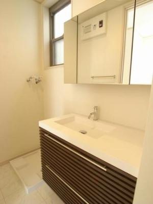 Wash basin, toilet. Indoor (July 2013) Shooting