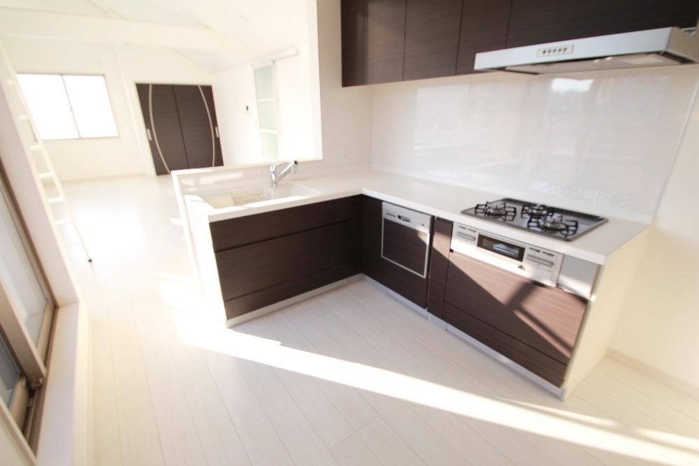 Kitchen. Family is there an easy-to-use kitchen to spend bright. 