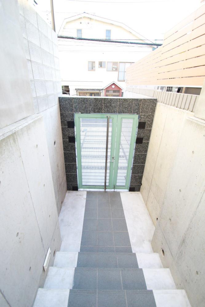 Other. Mansion like a long approach, such as the red carpet