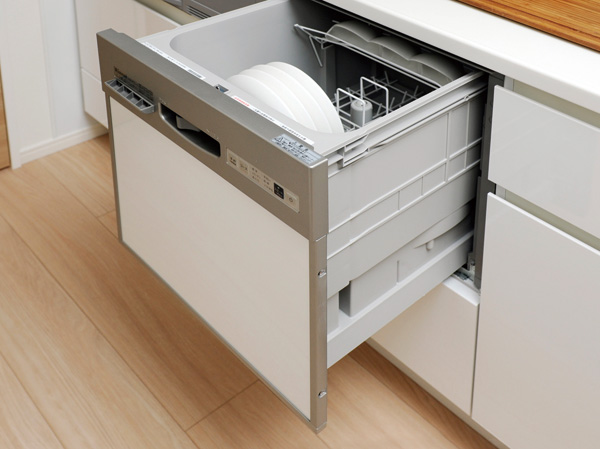 Kitchen.  [Dishwasher] A dishwasher that will support the clean-up, such as tableware has been standard equipment. It is a water-saving effect Compact.