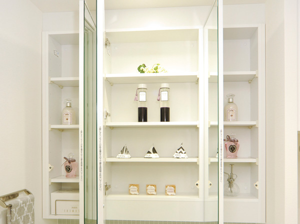Bathing-wash room.  [Kagamiura storage with triple mirror] Storage also grooming check also leave it mirrors back with storage triple mirror.