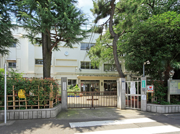 Surrounding environment. Ward Ochiai first elementary school (6-minute walk / About 430m)