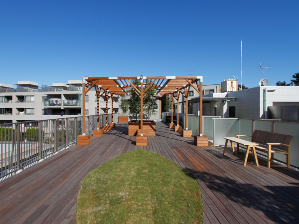 Buildings and facilities. The sky is big Shimoochiai charm, Live as you are able to enjoying to everyone, It offers a "sky garden" in the west wing 6th floor rooftop. The floor is a natural wood deck, Such as the provision of the pergola and planting, Moments to relax in the sun and wind, It has become nestled like give you a taste further comfortably. (Sky Garden completed photo ※ 2013 November shooting)