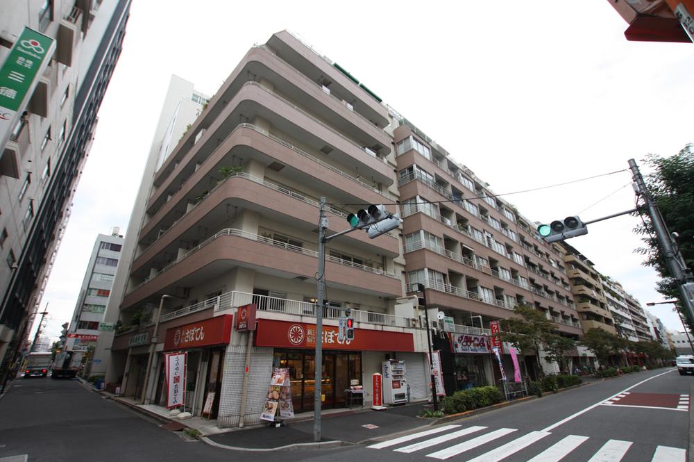 Local appearance photo. Tokyo Metro Fukutoshin Line "Shinjuku" Station 2-minute walk of the good location. 1 minute convenience store walk, Convenient shopping in 3 minutes super walk.