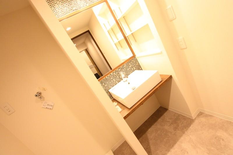 Wash basin, toilet. Spacious basin ・ Dressing room.