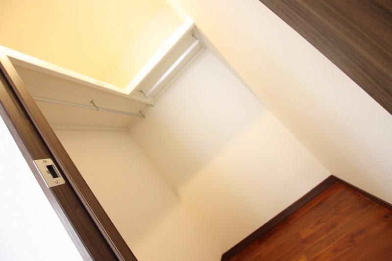 Receipt. Large walk-in closet.