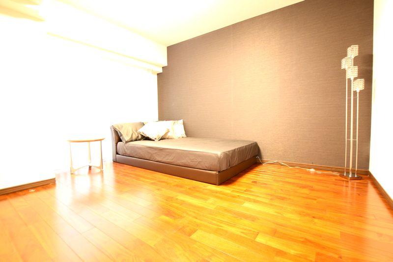 Non-living room. The living room is also bright per southeast angle room.