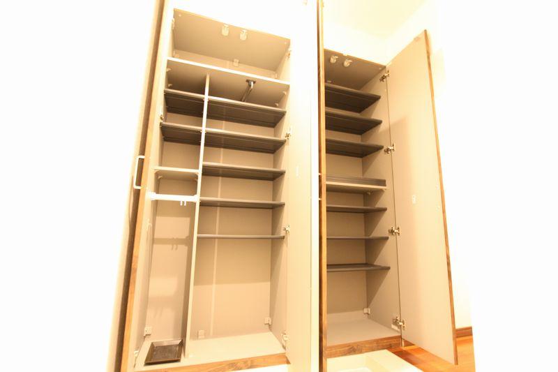 Receipt. Large capacity shoe box