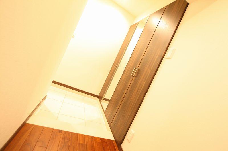 Entrance. A spacious entrance.