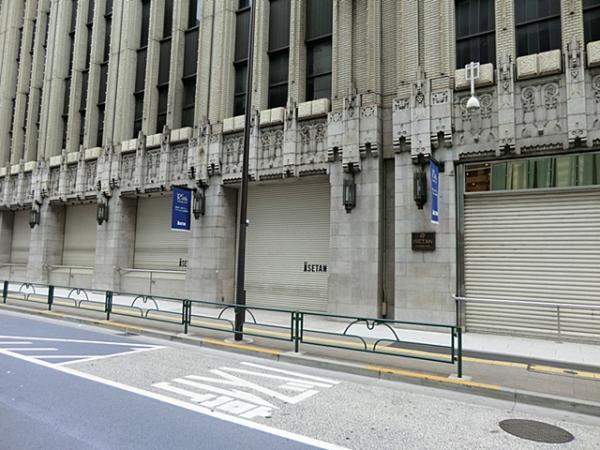 Shopping centre. 450m to Isetan Shinjuku