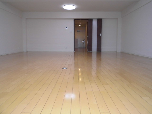 Living and room. Western-style about 23.4 Pledge