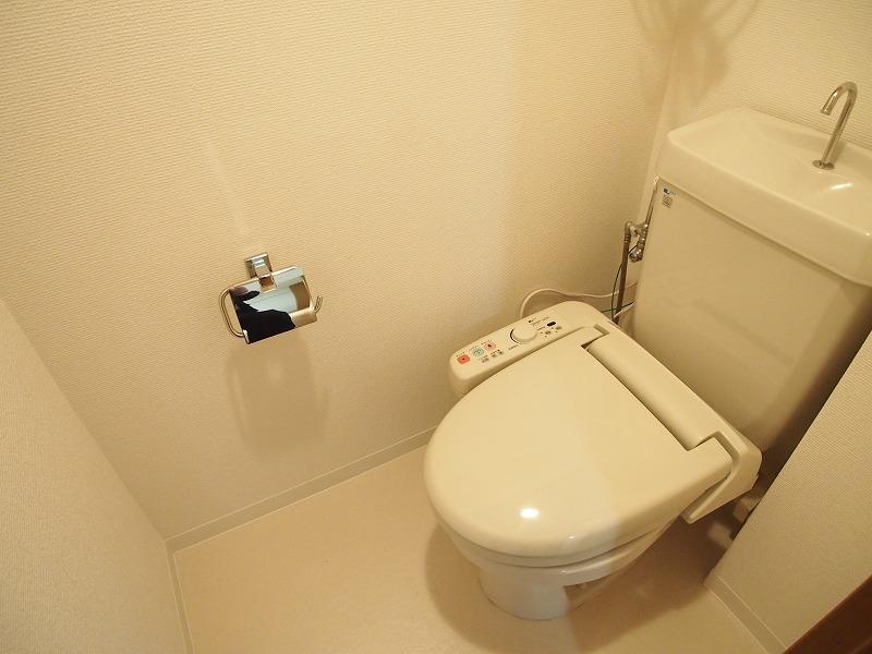 Toilet. Indoor (12 May 2013) Shooting