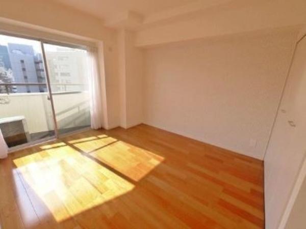 Living. Because of pre-new renovation, There a room very clean.