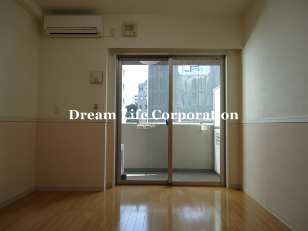 Living and room. ※ In fact the we use the photos in the same building may be different.