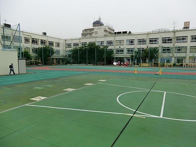 Primary school. 438m to Shinjuku Ward Ochiai second elementary school
