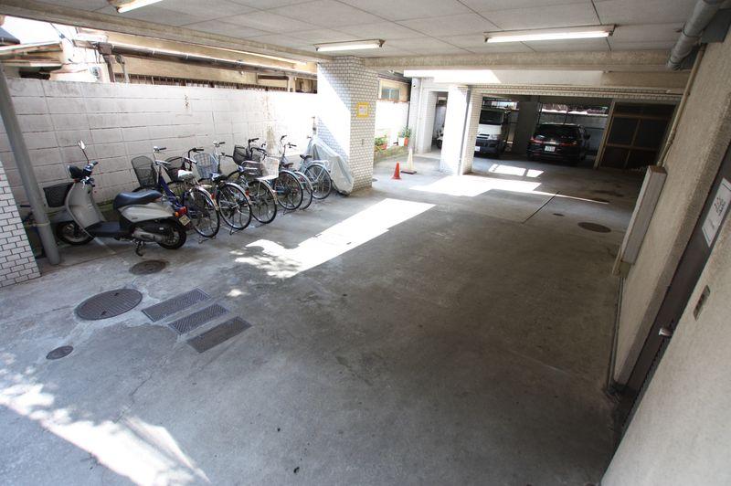 Parking lot. New quake-resistance standards