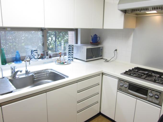 Kitchen. Spacious and easy to use L-type of system Kitchen
