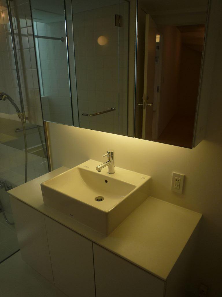 Wash basin, toilet. Indoor (11 May 2013) Shooting