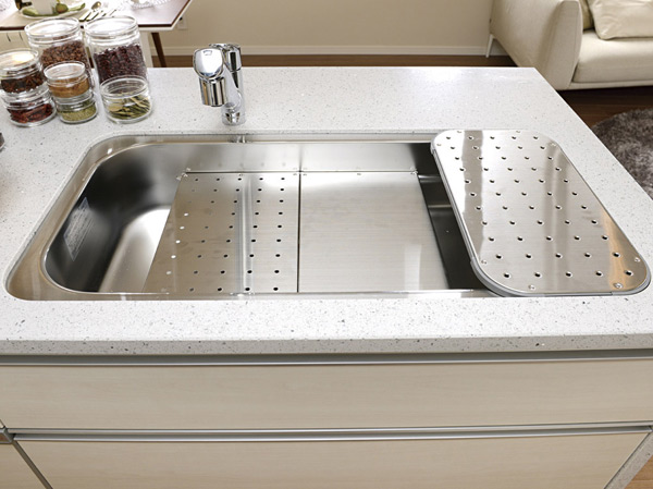 Kitchen.  [Utility sink] Cooking plate ・ Standard equipped with functional wide sink drainer plate. Also, Water is silent type to reduce the sound to put it sound and tableware.  ※ A type is excluded. (Same specifications)