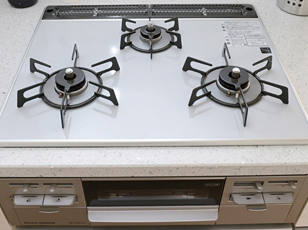 Kitchen.  [3-neck Pearl Crystal top stove] Stove temperature adjustment with function incorporating a Si sensor, Equipped with easy-Pearl Crystal top of Care. Grill is an easy-to-use anhydrous both sides grilled type. (Same specifications)