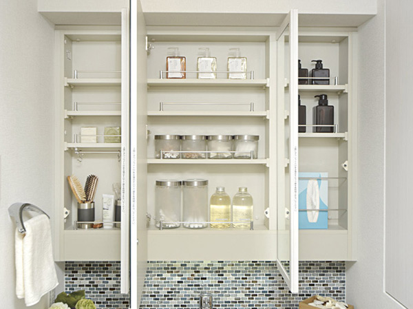 Bathing-wash room.  [Three-sided mirror back storage] On the back of the three-sided mirror amenities items such as cosmetics were provided Maeru storage. Also it comes with a convenient hook for storage of dryer. (Same specifications)