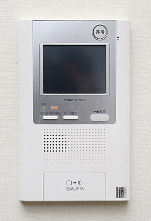 Security.  [Intercom with TV monitor] Since the entrance of visitors can be confirmed by voice and image from within the dwelling unit, You can prevent a suspicious person of intrusion. (Same specifications)