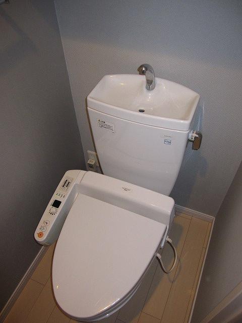 Toilet. Indoor (11 May 2013) Shooting