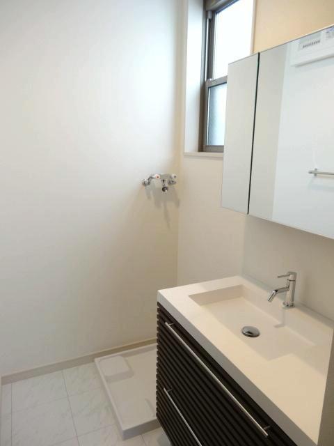 Wash basin, toilet. Local (August 2013) Shooting