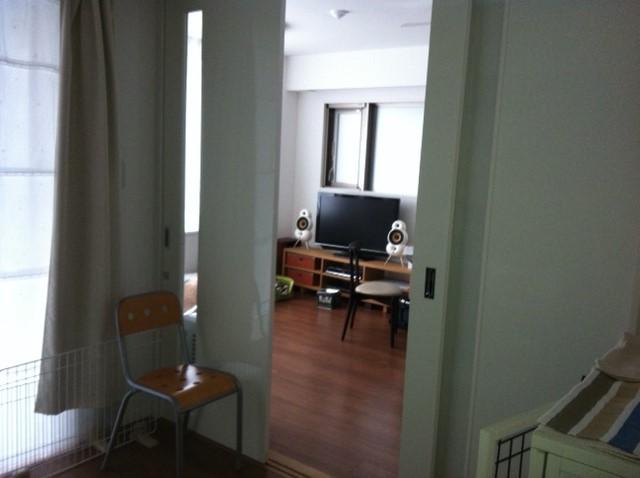 Non-living room. Floor change sliding door