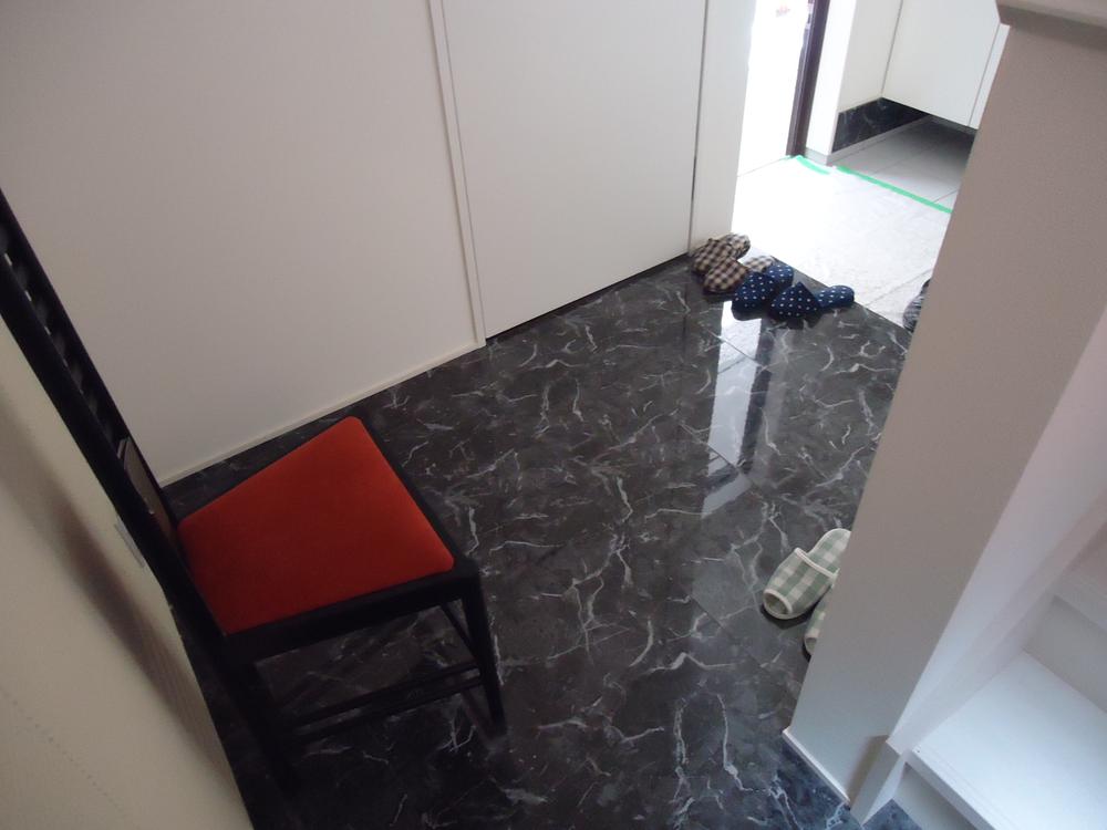 Other introspection. Marble paste of entrance (May 2013) Shooting