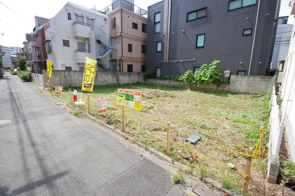 Local photos, including front road. Local (10 May 2013) Shooting