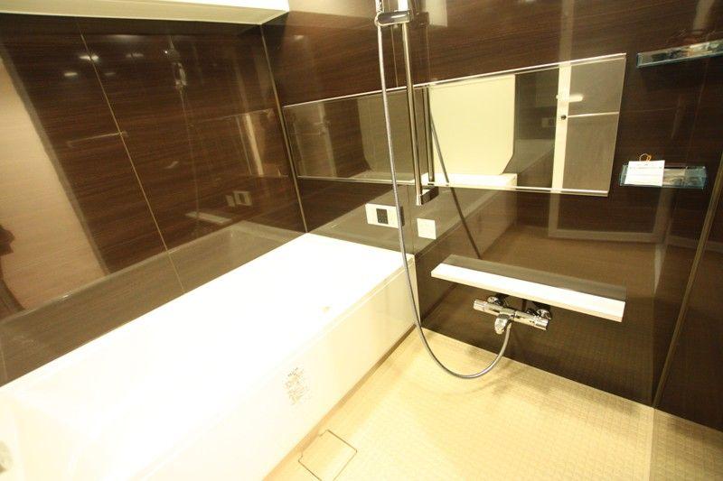 Bathroom. Bathroom Dryer ・ Bathroom new exchange with Reheating function
