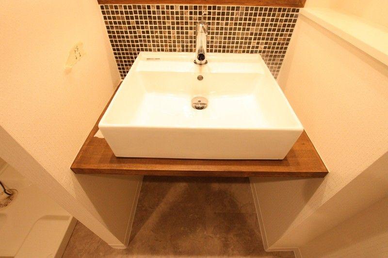 Wash basin, toilet. Stylish wash basin