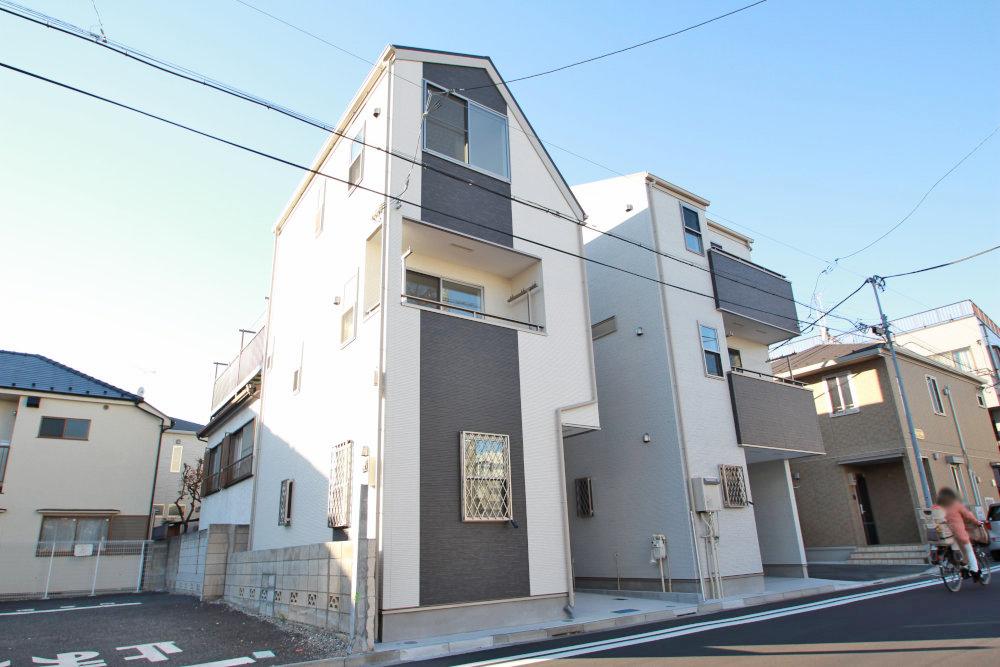 Local photos, including front road. There is also a car space, Also there a location that can effortlessly be widely parking front road. primary school, Junior high school is also there a safe location for children because there close.