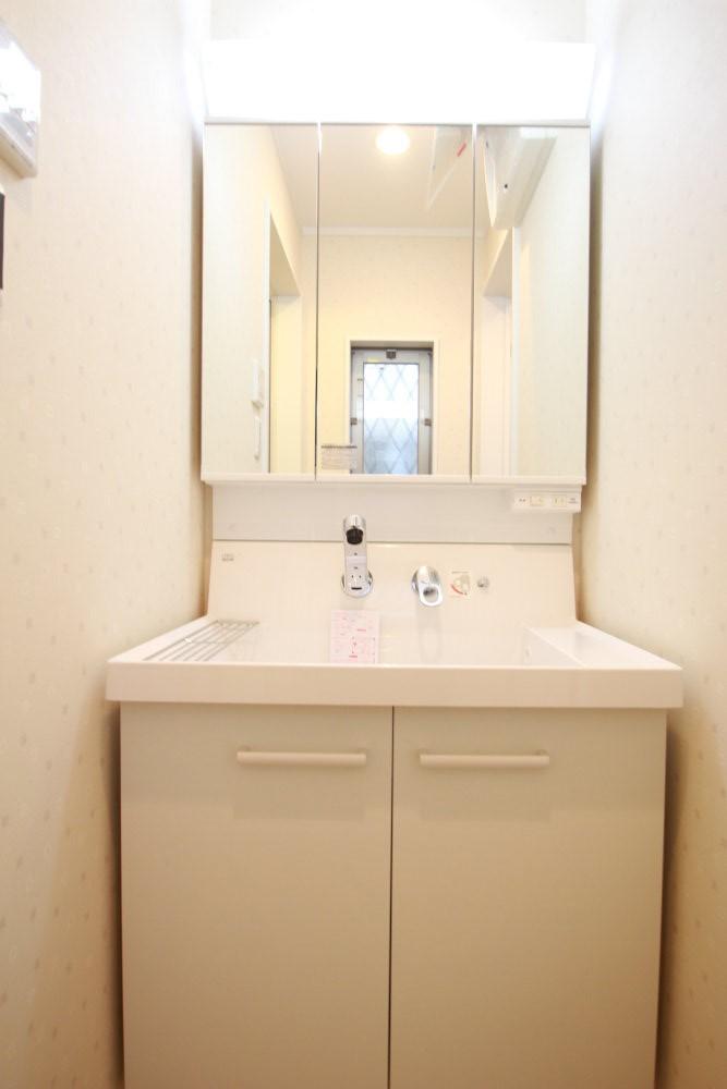 Wash basin, toilet. Good wash basin with many ease of use storage has become a three-sided mirror. 