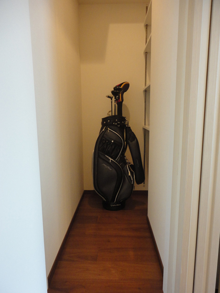 Receipt.  [Closet that can be stored large] Sports such as golf bags and skis ・ From outdoor goods, Until the season of life supplies, Also it can be stored large volume. (Building in the model room ・ H type)