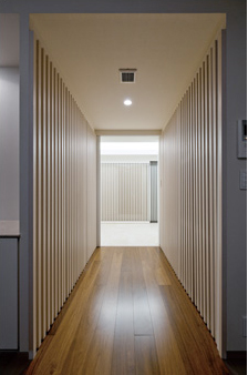 Receipt.  [Wall store] Living from the entrance hall ・ dining ・ The approach to the kitchen, Adopt a storage capacity rich wall store. Subjected to a design on the surface of the door, Also with consideration to the aesthetics of the time that houses. (Building in the model room ・ H type)