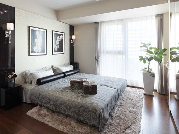 Living.  [Master bedroom] To enhance the function of the bedroom, The main bedroom is 8 tatami, Set up a walk-in closet and two of the closet. further, By securing the two-way flow line, It has extended life ease. (Building in the model room ・ H type)