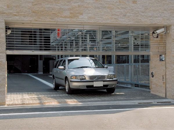 Features of the building.  [Electric shutter gate] The entrance of the parking lot, Shutter gate is installed to enhance the safety and security of. Open the shutter gate with a dedicated remote control, A timer, Since it closes automatically, You can operate without having to get down from the car.