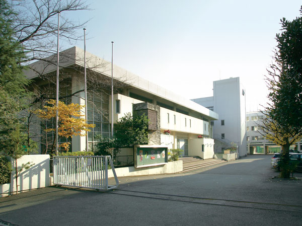 Surrounding environment. Private Seijo Junior High School ・ High School (about 600m ・ An 8-minute walk)