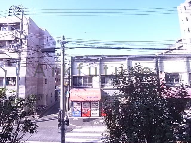 View. For the front road, It is not blocked per day!