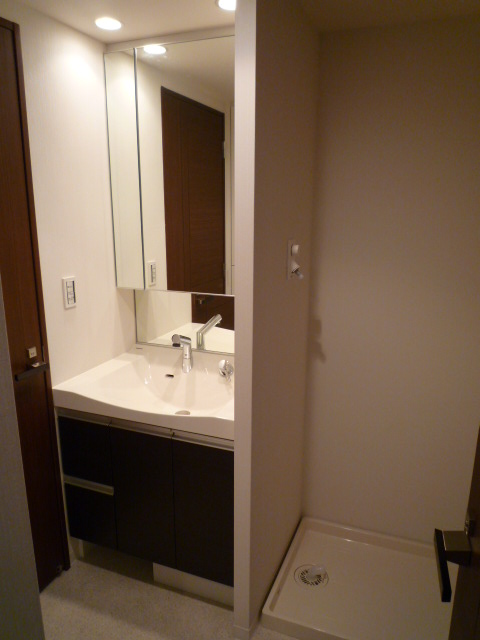 Washroom. Three-sided mirror with vanity ・ Also with hand shower