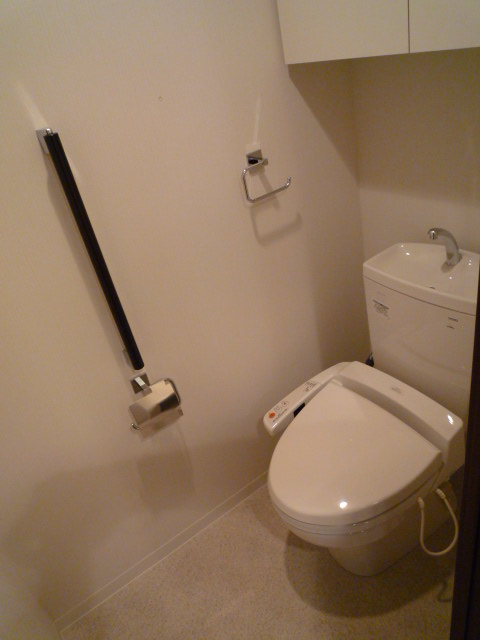 Toilet. Of course with Washlet ・ With the top shelf cupboard
