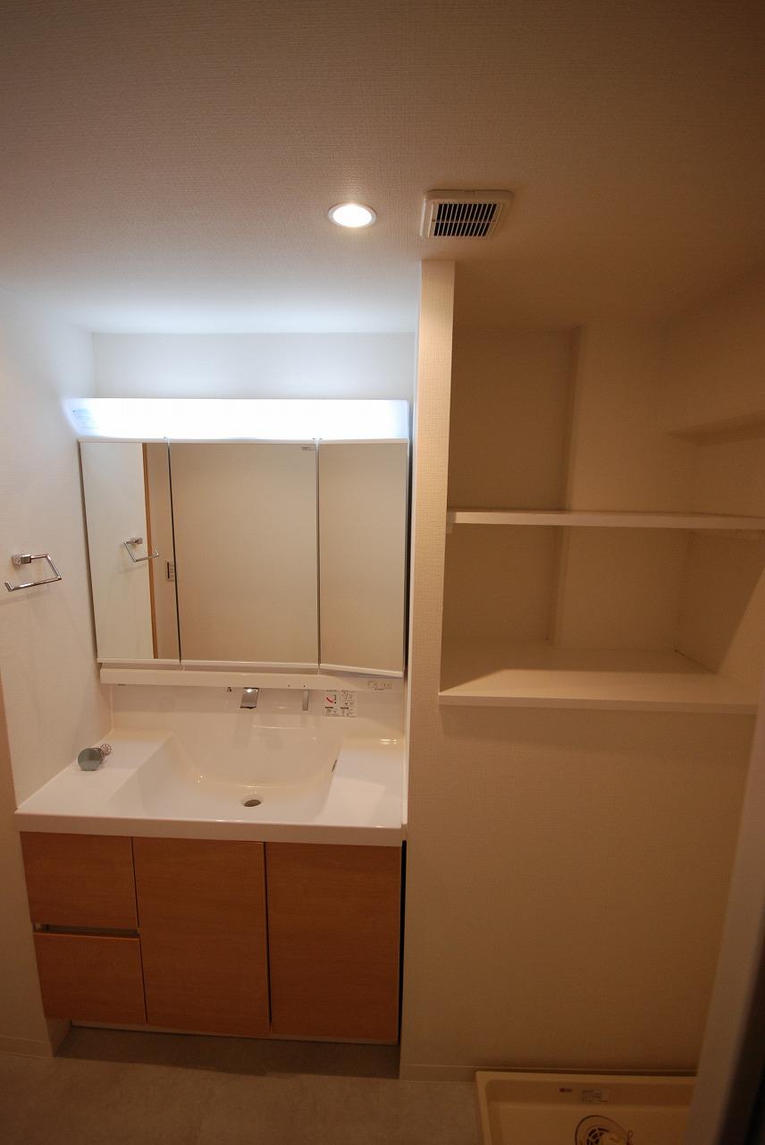 Wash basin, toilet