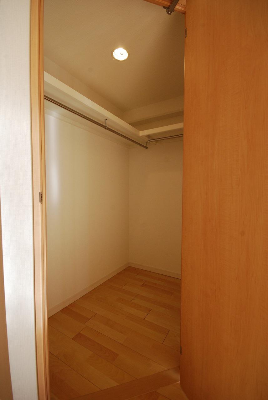 Receipt. Walk-in closet and there a thing incoming There is also a storage-rich