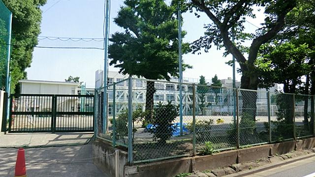 Junior high school. Municipal Ushigome until the first junior high school 900m